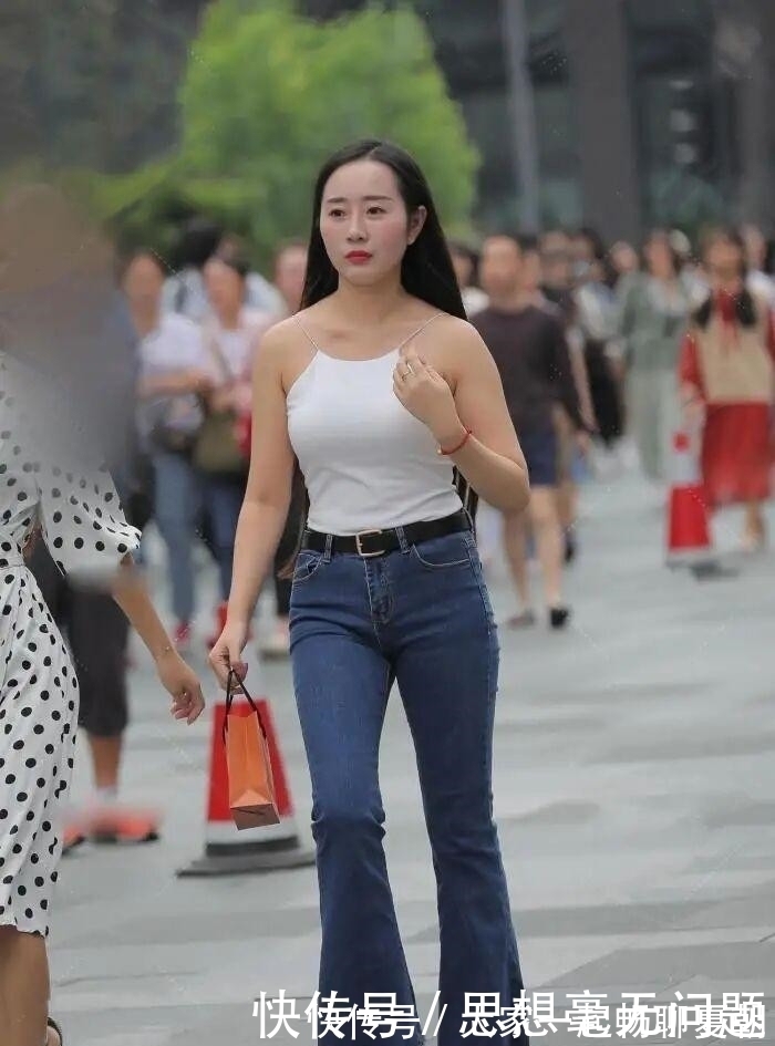 气场|白色短款上衣搭配牛仔喇叭裤,出街惊艳全场,美丽又不失气场