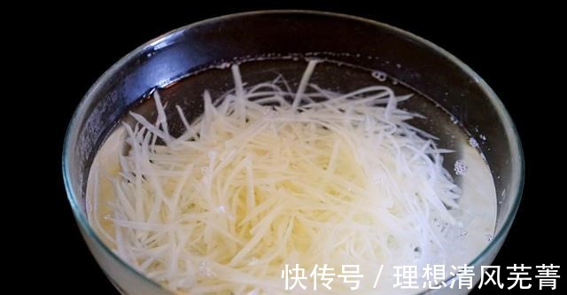 菜籽油|家里土豆堆积如山，做一道酸辣土豆丝，营养美味，美味可口！