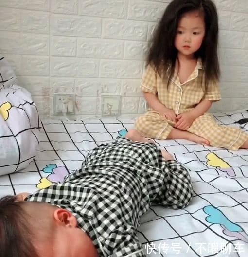 两个娃|“超霸道姐姐”欺负弟弟火了,最后魔性的笑声示意打弟弟要趁早