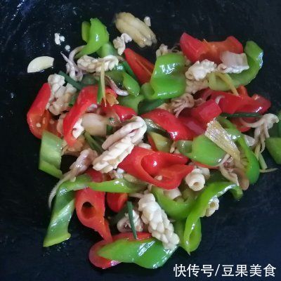 青红椒|你青红椒爆炒鱿鱼花的正宗做法，简单几步，越吃越上瘾