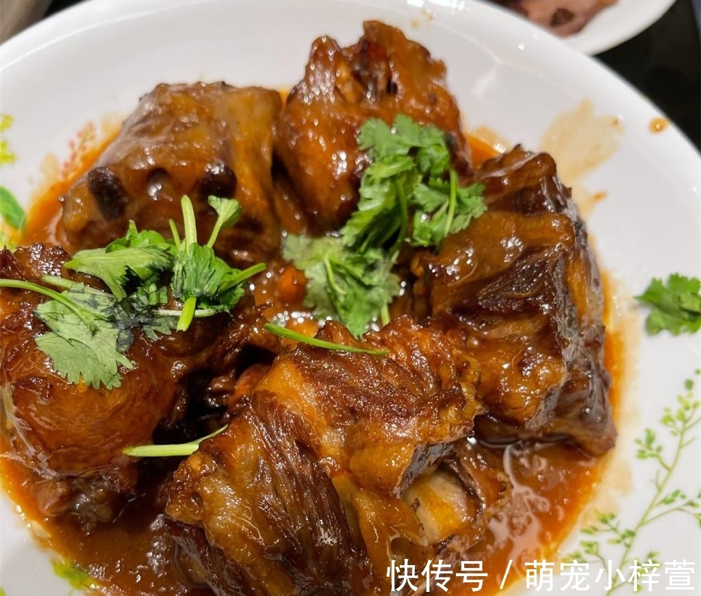 家宴|岳云鹏晒出中秋家宴，一桌子“河南菜”卖相有点差，太接地气了吧