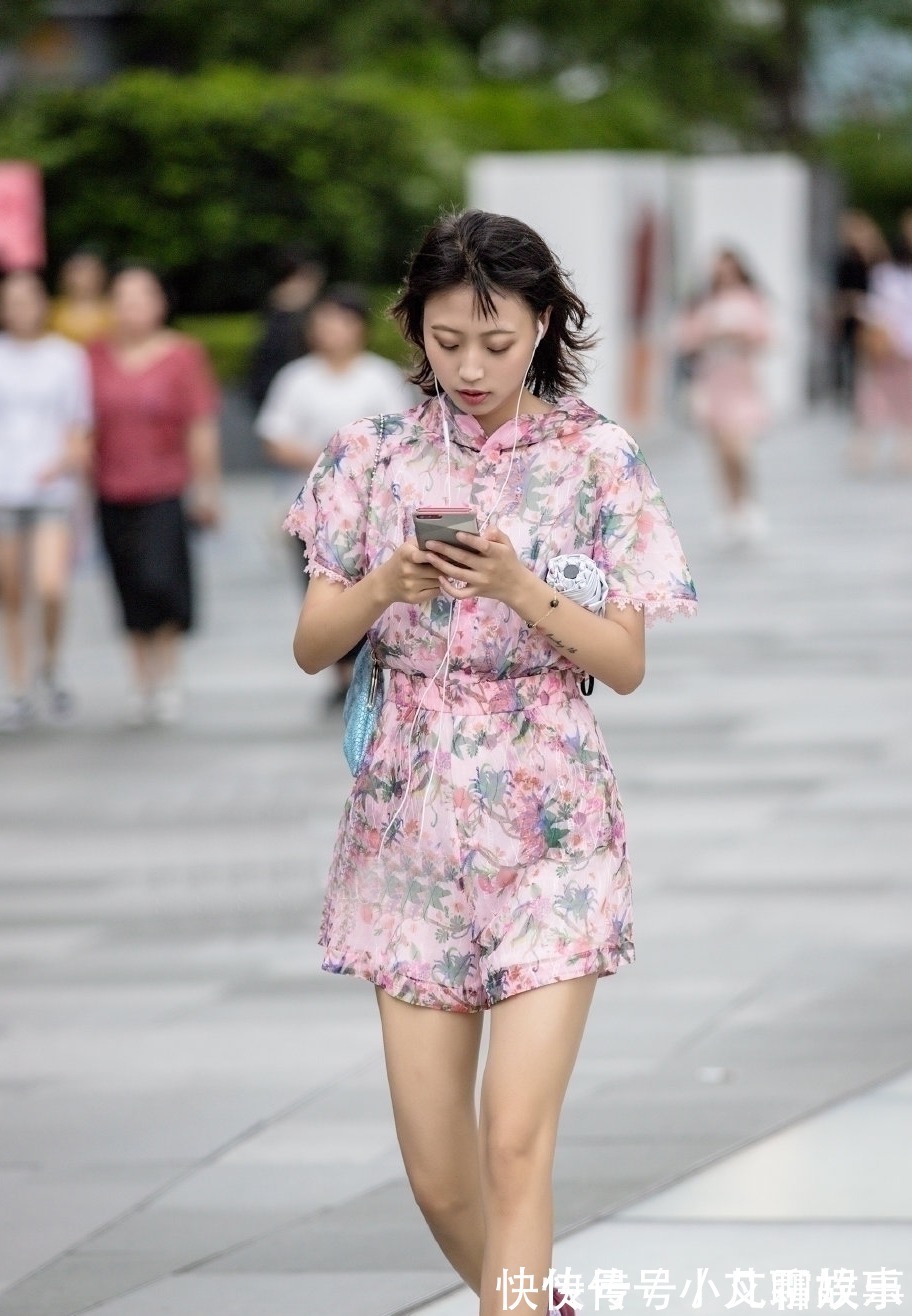 淡绿色 吊带连体裤搭配高跟凉鞋,时尚又性感的风格,搭配出女神般的气息