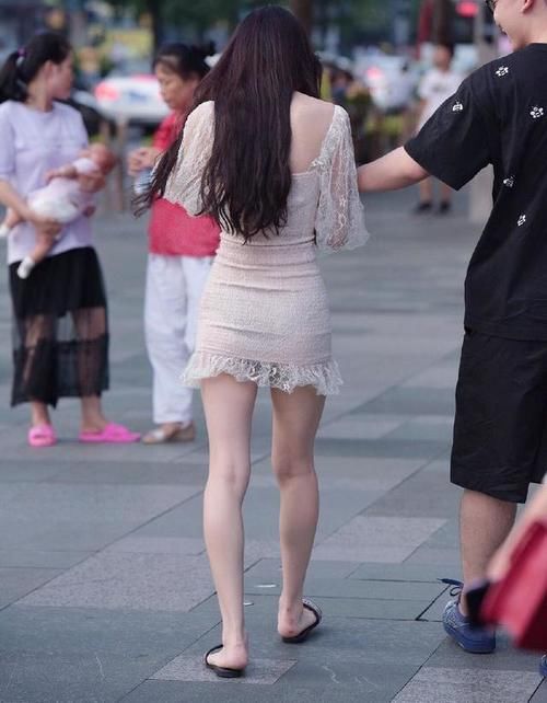 美丽的穿搭，试着修身精致的短裙，让你遇见更美丽的自己