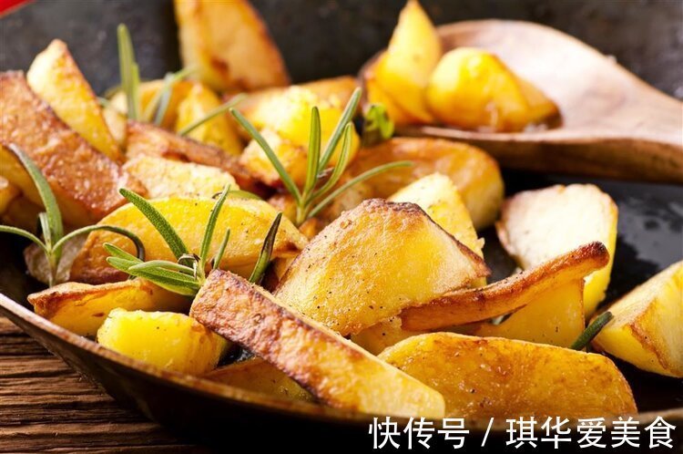 直肠癌|经常放屁是肠癌的警示吗?医生说:这4个症状才是肠癌的信号