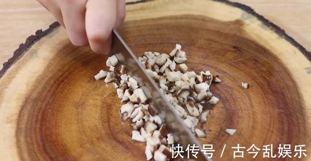 胡萝卜|不爱吃蔬菜的宝宝都吃上瘾了！一口吃进10种营养，一锅都不够吃