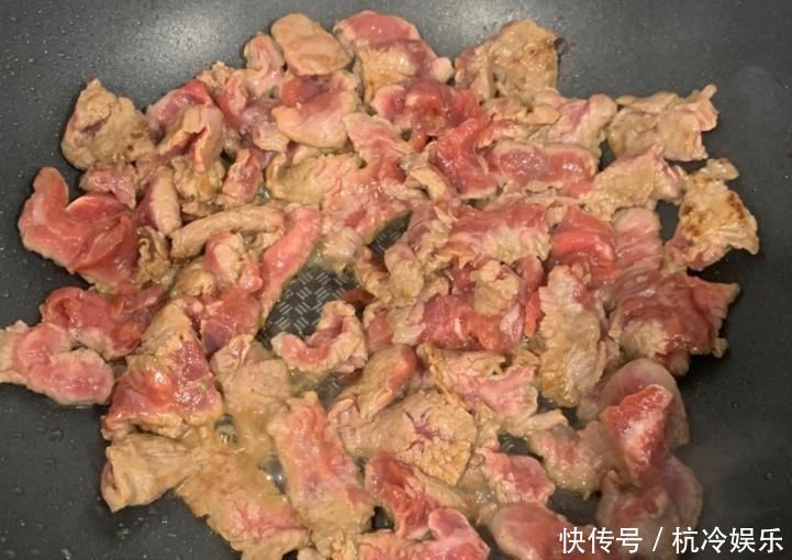 炒牛肉时，下锅前多做一步，牛肉鲜嫩爽滑，不老不柴还不粘锅