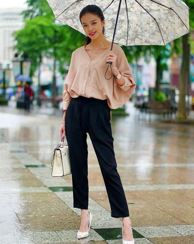 美女|街拍:美女长相甜美,白色的短T搭配蓝色九分牛仔裤简约时尚