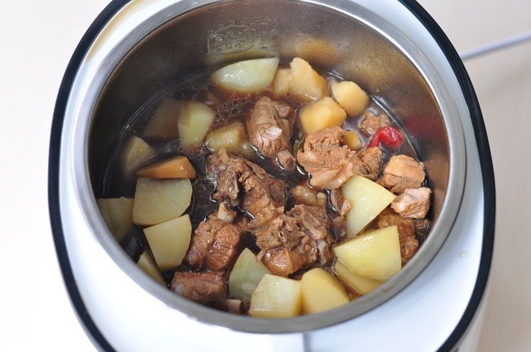 土豆跟排骨一起烧，色香味俱全，越吃越香