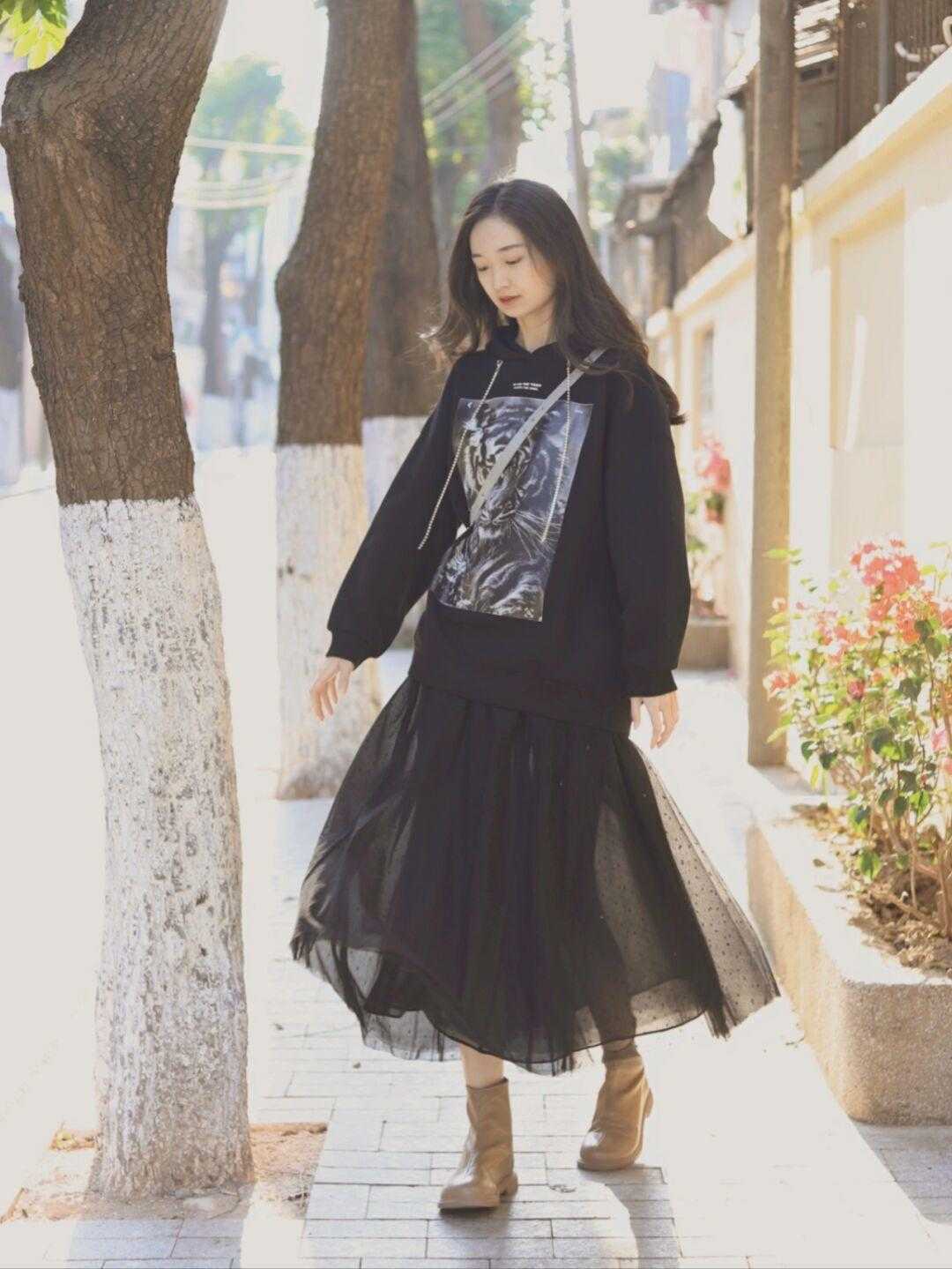 直筒 别老穿蓬蓬网纱裙了!今年流行的“直筒网纱裙”,上身唯美又显瘦