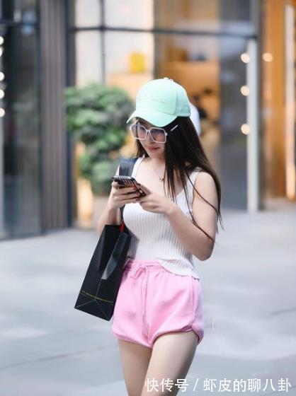 阔腿裤|女生要有一条吊带打底裤，可以轻松诠释各种风格和白色运动鞋