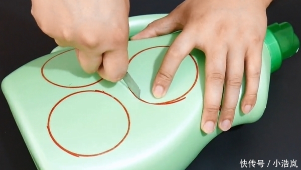 洗衣液瓶别当废品卖了,中间切3个圆,放在卫生间,全家人抢着用