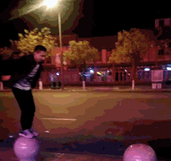 |搞笑GIF:摔成这样你这当妈的是不是很心痛?