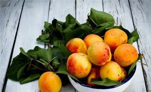 女性到了中年，推荐多吃3种食物，美容养颜，滋