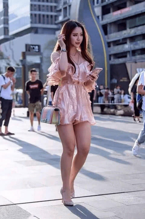 街拍：气质清新的时尚小姐姐，黑色连衣裙时尚大方，显得十分干练