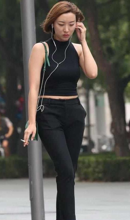 美女|街拍美女小姐姐颜值太高,抬头挺胸就是这么自信