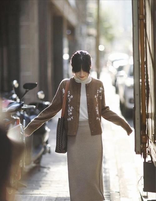 秋天的半身裙千万不要收起来!试试搭配毛衣和卫衣,时髦又高级