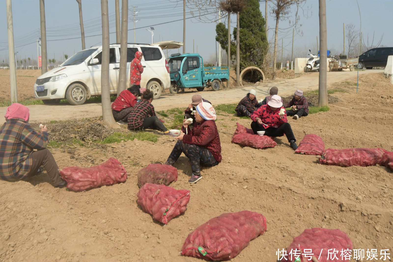 馒头|农村难得一见的大锅饭,一手捏3个馒头蹲地吃,场面壮观
