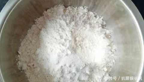 面皮|夏天饺子皮在我家这样吃 上锅一蒸就能吃 鲜香解嫩比凉皮香