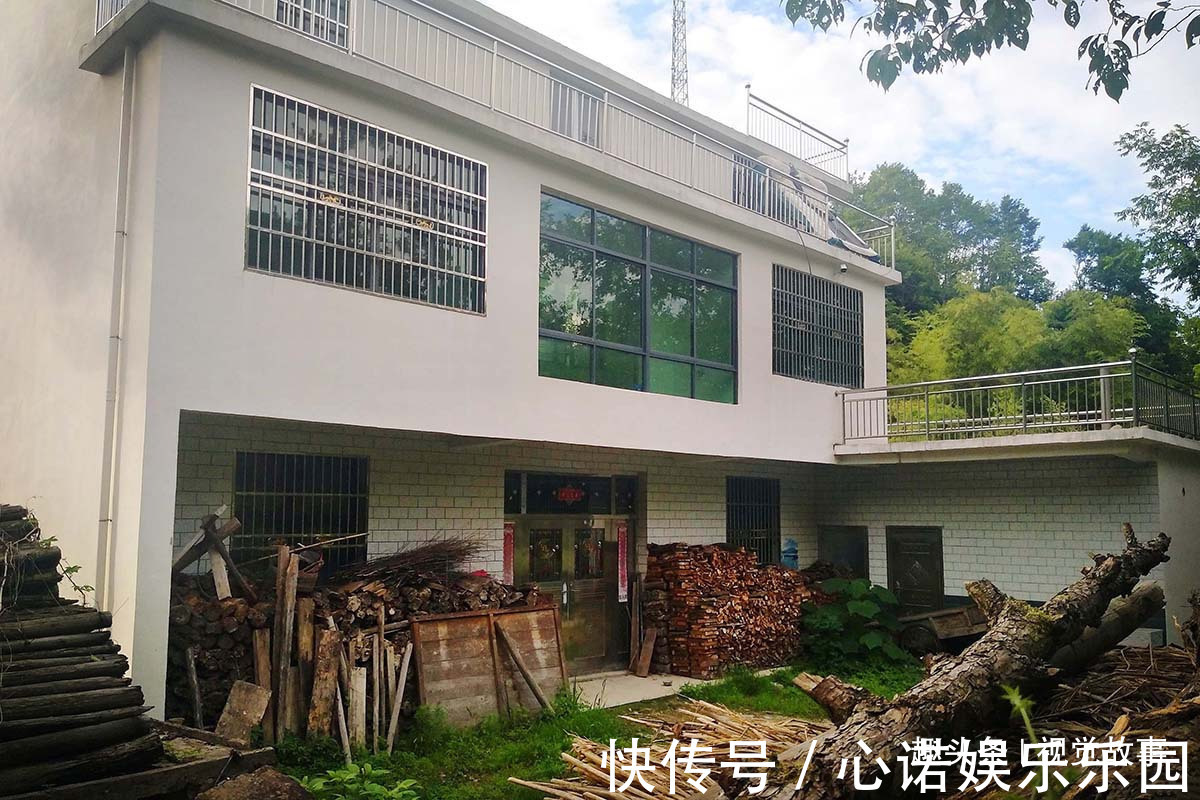 楼房|山村楼房装修豪华，门前堆满柴火，2个儿子3年没回家