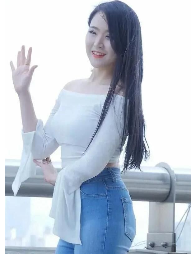 街拍|路人街拍,精美别致的连衣裙,休闲不失潮流的感觉