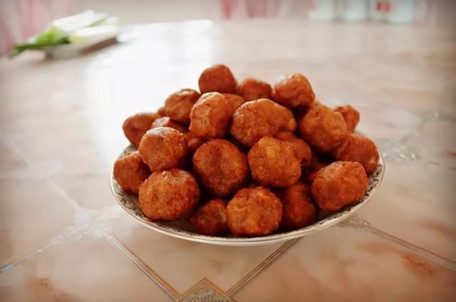 萝卜|炸丸子只知道用面粉,加上它,炸出来的丸子外酥里嫩,凉了也不硬