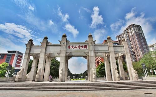 她毕业四年跨专业考研获第一，现成首位女实习舰长，撒贝宁都佩服