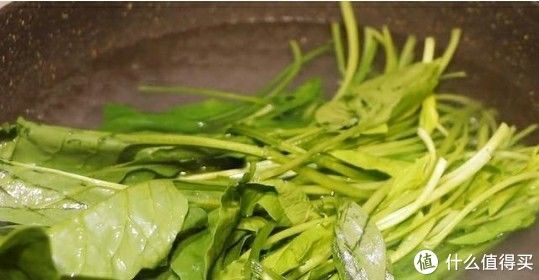 菠菜学会这样做，家里有不吃青菜的孩子都喜欢，营养美味，真解馋