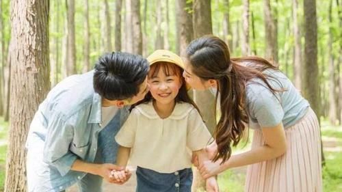 害羞|1岁萌宝“偷瞄”爸爸走红,害羞模样太可爱,网友心都被萌化了