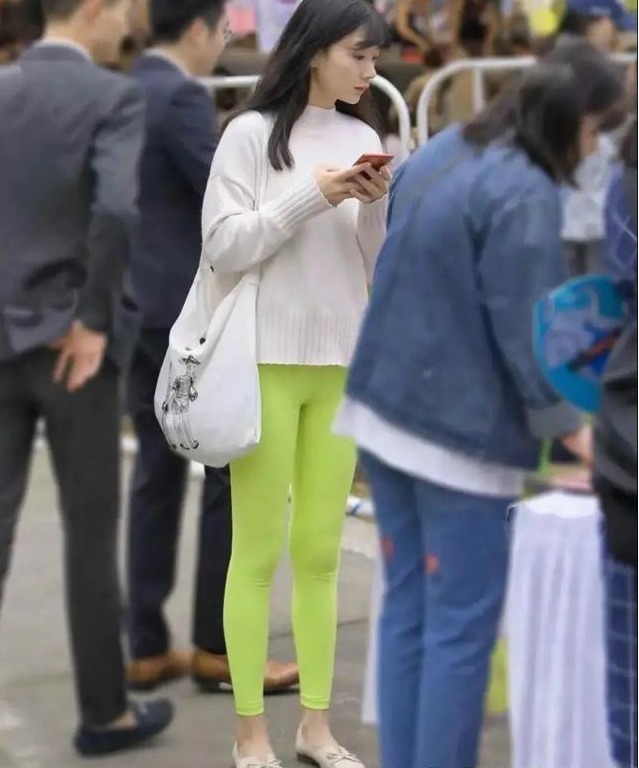 打底裤穿出窈窕身姿,飘逸清新,楚楚动人