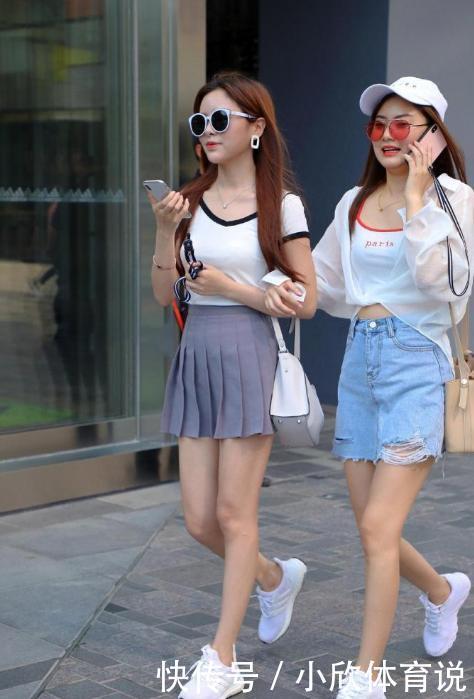 浅蓝色|白色短款T恤衫搭配浅蓝色百褶裙,清纯迷人,少女范十足