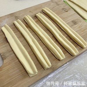 早餐油条别再买了,这种做法简单又好学,炸出来的油条蓬松酥脆