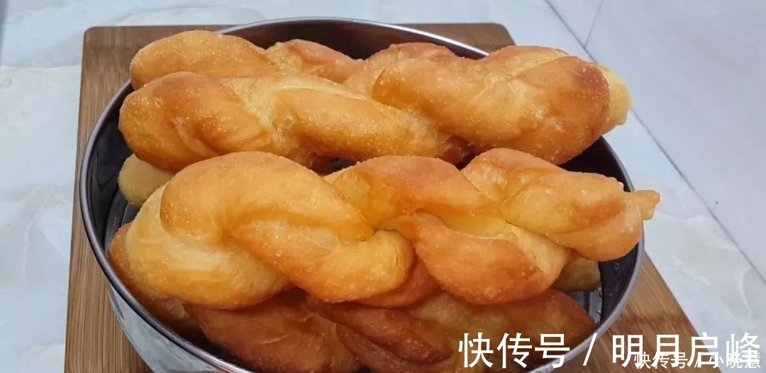 2个鸡蛋,1袋牛奶,不用一滴水,比油条面包还好吃,放凉都不会硬