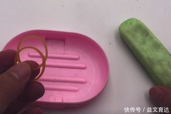 香皂盒上绑两根橡皮筋,作用真是太厉害了,解决了很多家庭的困扰