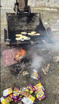 |搞笑段子王：这么多游客在下面，真的不怕滚下来吗