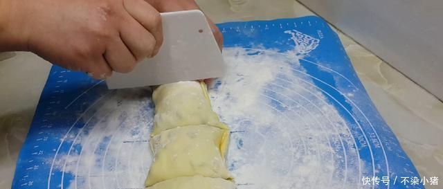 以后面粉就这样做,撒1把葱花,比鸡蛋饼还好吃,学会自己当老板