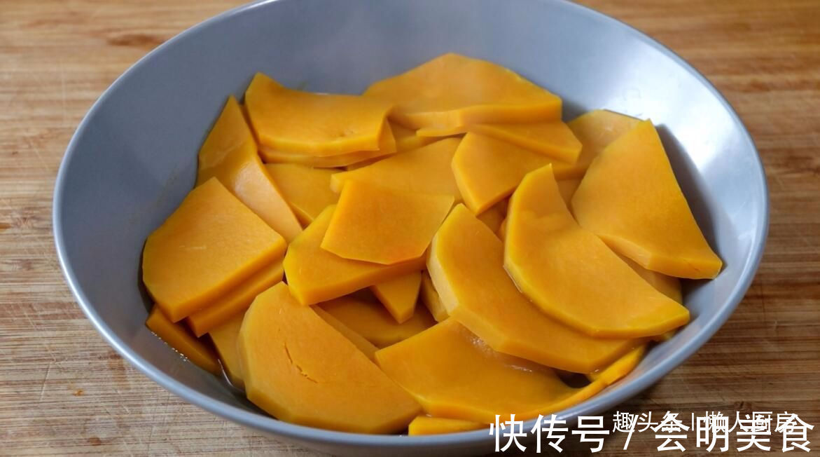 一块南瓜,一碗面粉,教你用电饭锅做好吃的南瓜花卷,比蒸的好吃