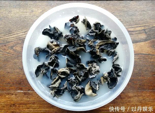 泡木耳时10个人9人错，饭店厨师常用的办法，木耳泡得又快又干净
