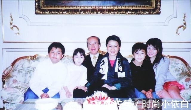 fendi|赌王四太年轻时真风光!左手翡翠戒指右手小金表,圆脸卷发太迷人