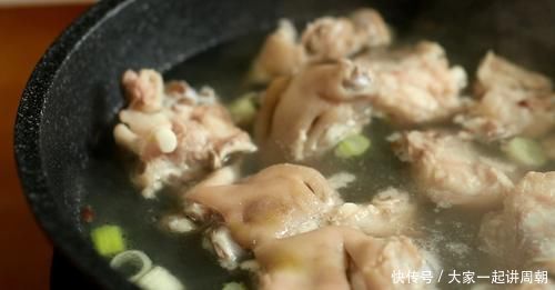 入味|炖猪蹄怎样能上色，只要加了这“三样”，猪蹄红润脱骨，软烂入味
