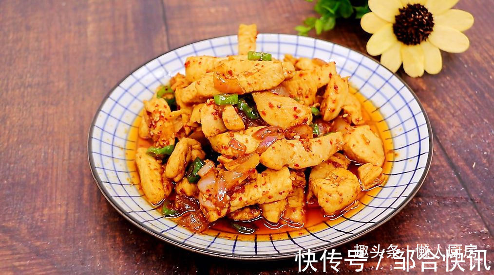 不需要腌制，不加淀粉，教你香辣鸡胸肉的做法，鸡肉干香有嚼劲