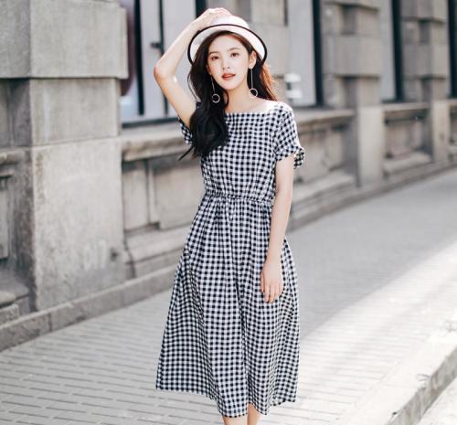 背心|街拍小姐姐白色网纱状背心搭配黑色的短裤,很显青春活力的气息