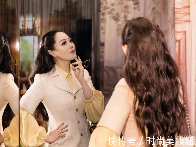 章小惠|被章小惠的“贵妇感”惊艳,穿西装配彩色印花裙,高贵又洋气