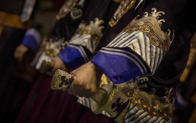 军机大臣|雍正将侍卫提为军机大臣,乾隆上位后又让他自尽,两位帝王真高明