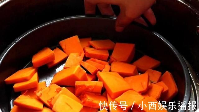 南瓜|南瓜不做南瓜饼，教你1个新做法，不放一滴油，出锅全家抢着吃