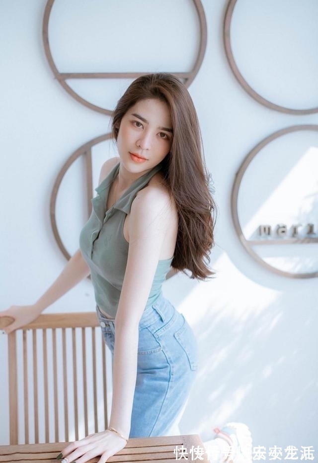 宽松牛仔裤 紧身小背心搭配宽松牛仔裤，对好身材的女生来说，特别显时尚