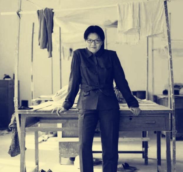中薪|洪晃：在和陈凯歌结婚之前，她住胡同、出国、拿高薪，活得好洒脱