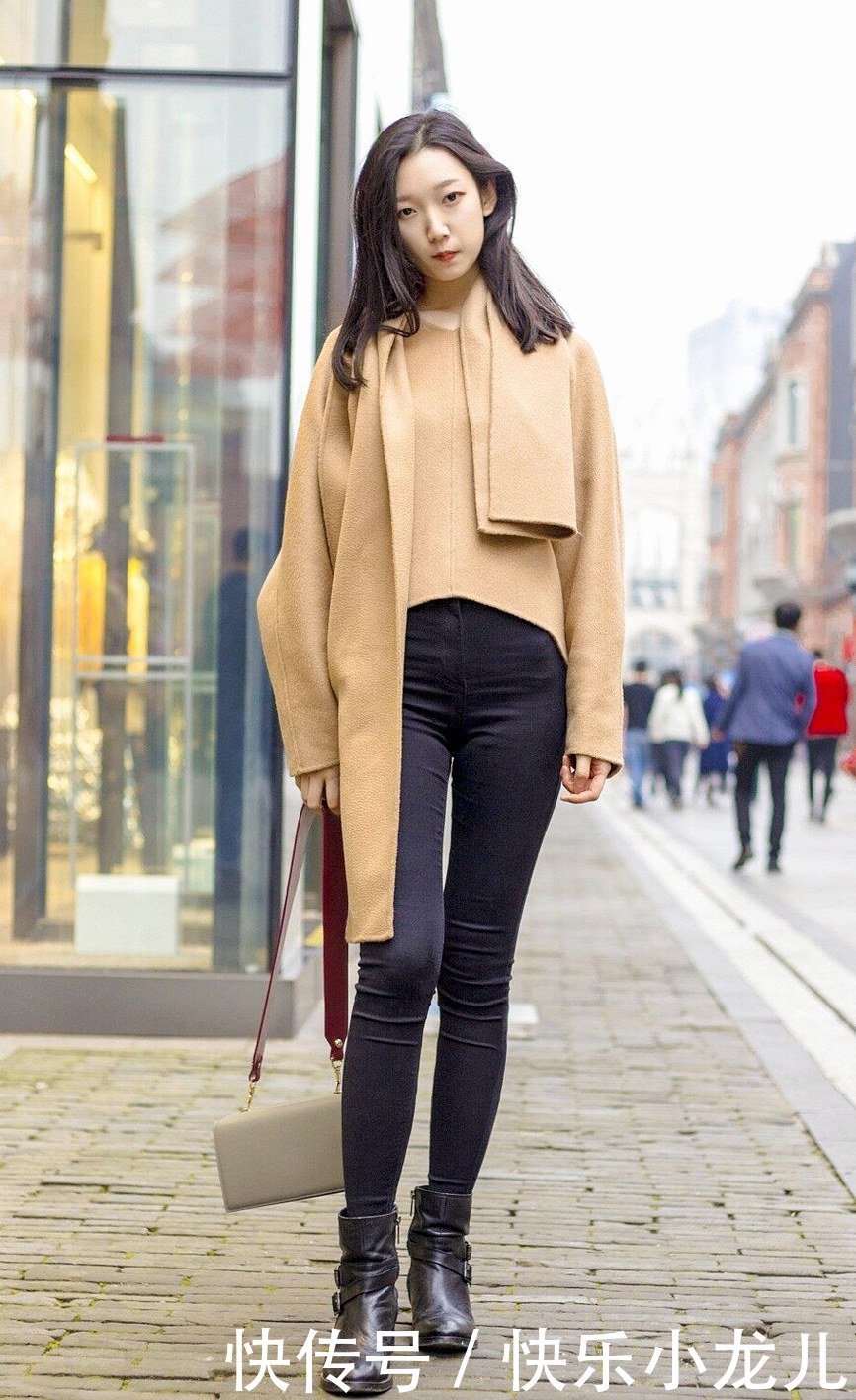 针织毛衣贴身最能显身材，无论搭配什么，都有着浓浓的女人味