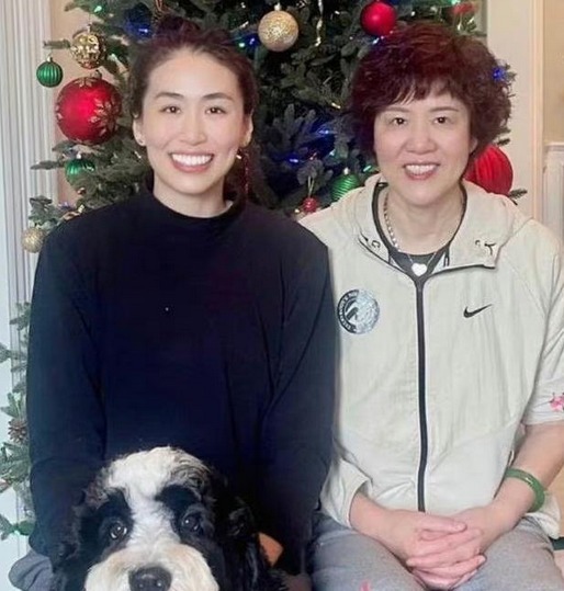 主教练|该好好享受了！郎平退休后回美国吃大餐住豪宅，日常遛狗生活滋润