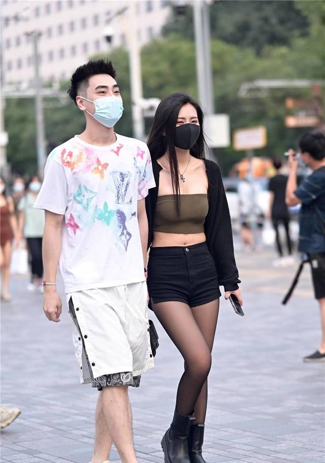 时尚|黑色丝袜,很多姑娘喜欢,初秋时节可以搭配出不一样的味道