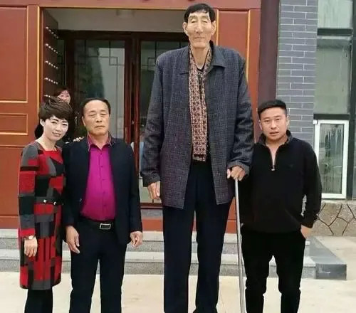 第一男|中国第一男巨人鲍喜顺:12年前不听医生建议生下儿子,如今怎样了